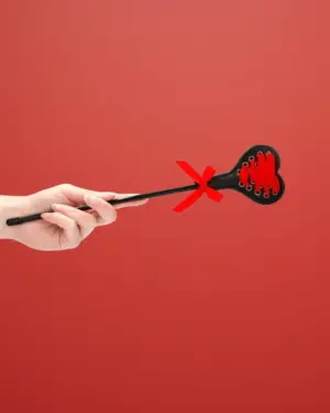 Ouch - Szív alakú paskoló piros szalaggal (31cm)