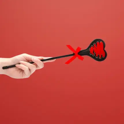 Ouch - Szív alakú paskoló piros szalaggal (31cm)