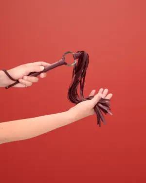 Ouch Halo - Bordó korbács dekoratív dísszel (70cm)