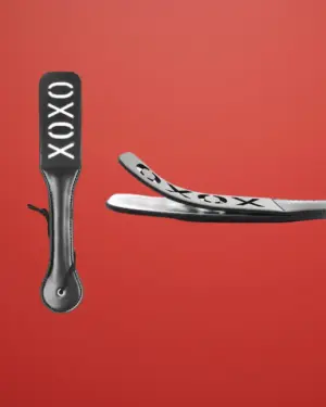 Fetish Addict "XOXO" - Vegán bőr paskoló (fekete-piros)