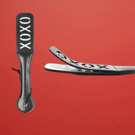 Fetish Addict "XOXO" - Vegán bőr paskoló (fekete-piros)