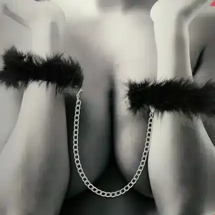 Coquette - Luxus szörös bilincs lánccal (fekete)