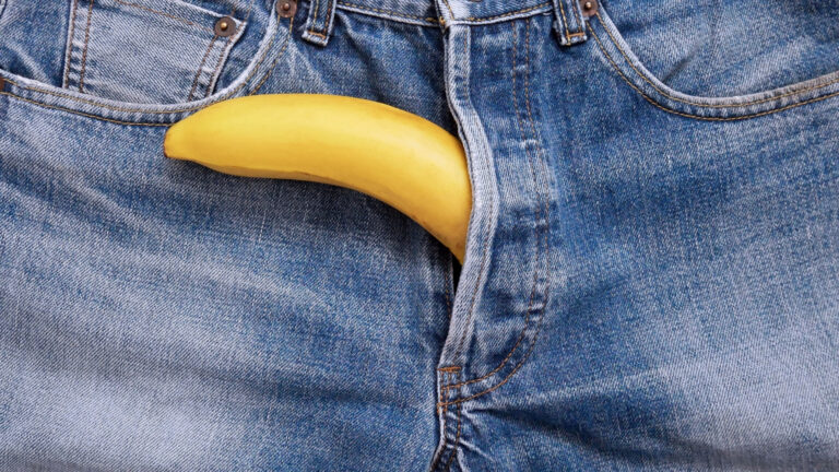 Banán farmernadrágból kilógva – potencianövelő és férfi potencia humorosan